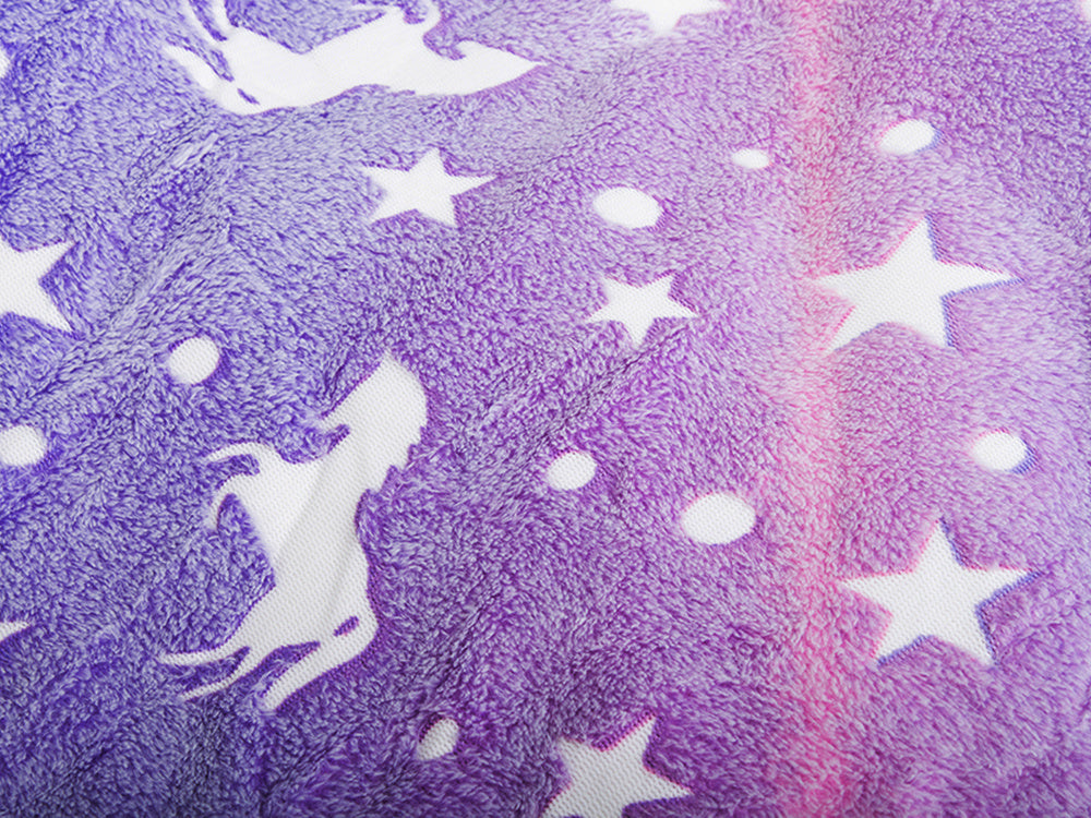 Hanorac patura cu gluga si maneci, Zola®, insertii fosforescente, 80 x 70 cm, calduros si pufos, buzunar spatios, model unicorni si stelute, violet Hanorac patura cu gluga si maneci, Zola®, insertii fosforescente, 80 x 70 cm, calduros si pufos, buzunar spatios, model unicorni si stelute, violet